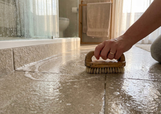 Hoe moet je een ruwe badkamervloer schoonmaken?