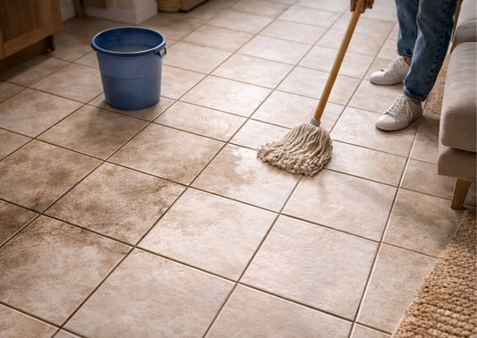 Tegelvloer schoonmaken: zo pak je vloer en voegen goed aan