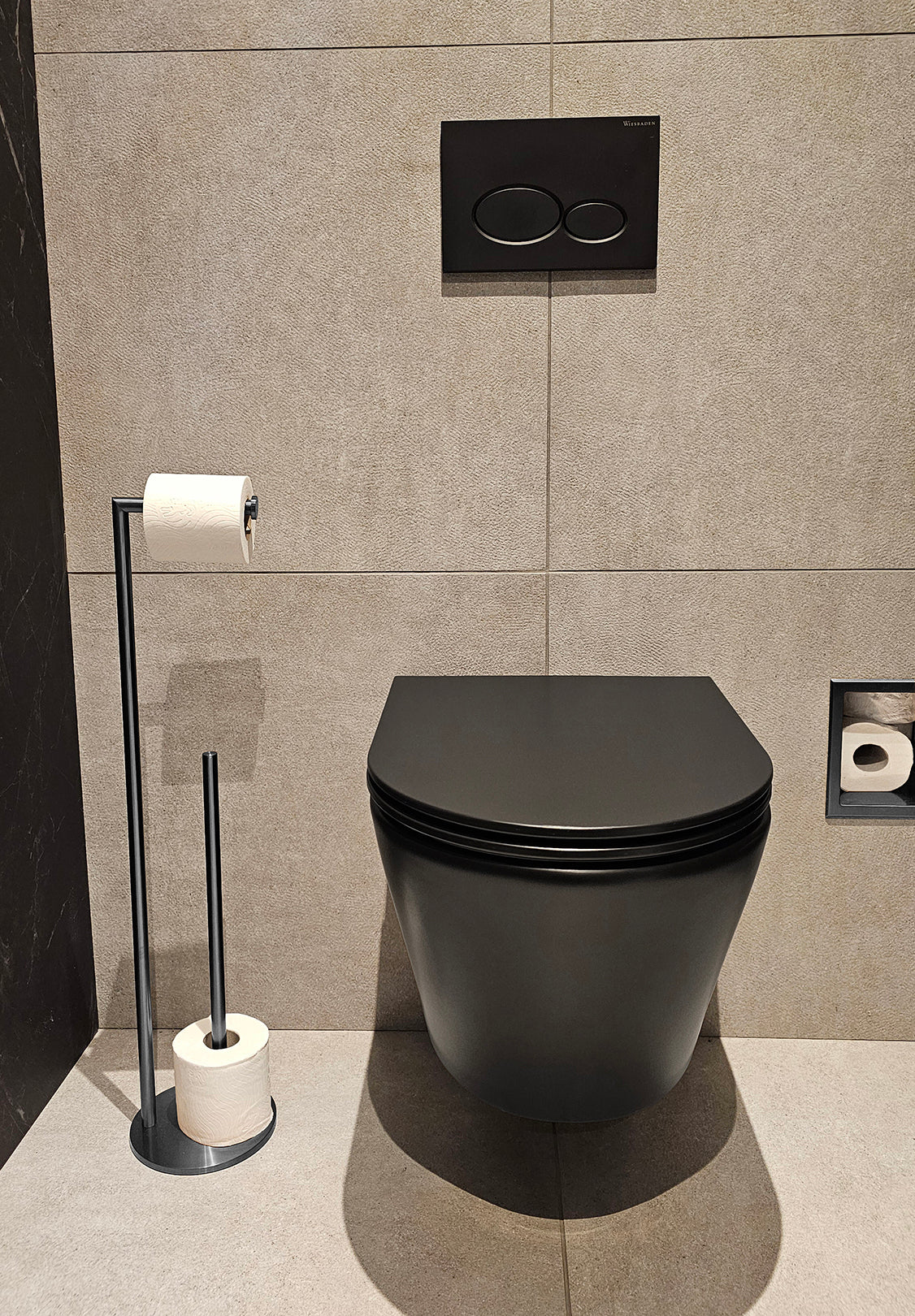 Alonzo toiletrolhouder met reserverolhouder vrijstaand gunmetal PVD - productfoto 2