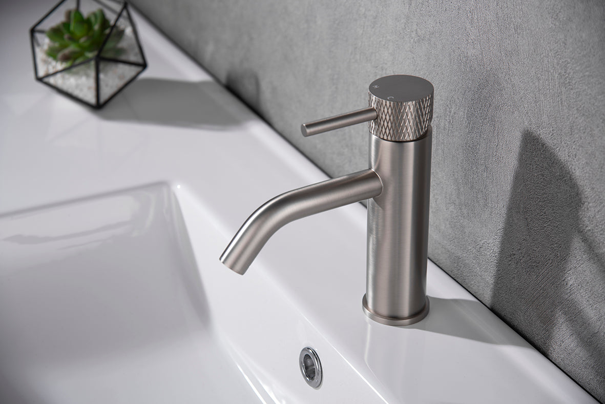 Ribbd wastafelkraan met coldstart geborsteld staal PVD - WDtegels