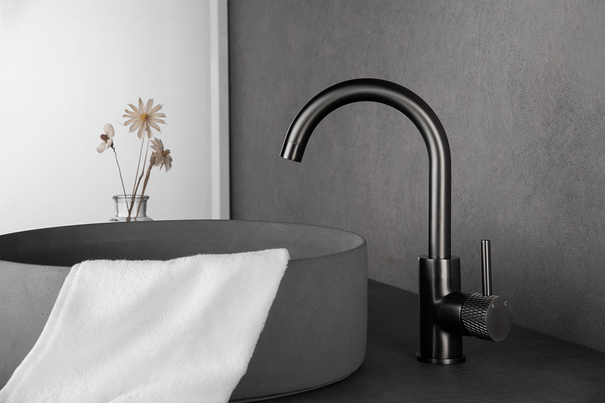 Ribbd wastafelkraan met draaibare uitloop en coldstart gunmetal PVD - WDtegels