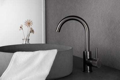Ribbd wastafelkraan met draaibare uitloop en coldstart gunmetal PVD - WDtegels