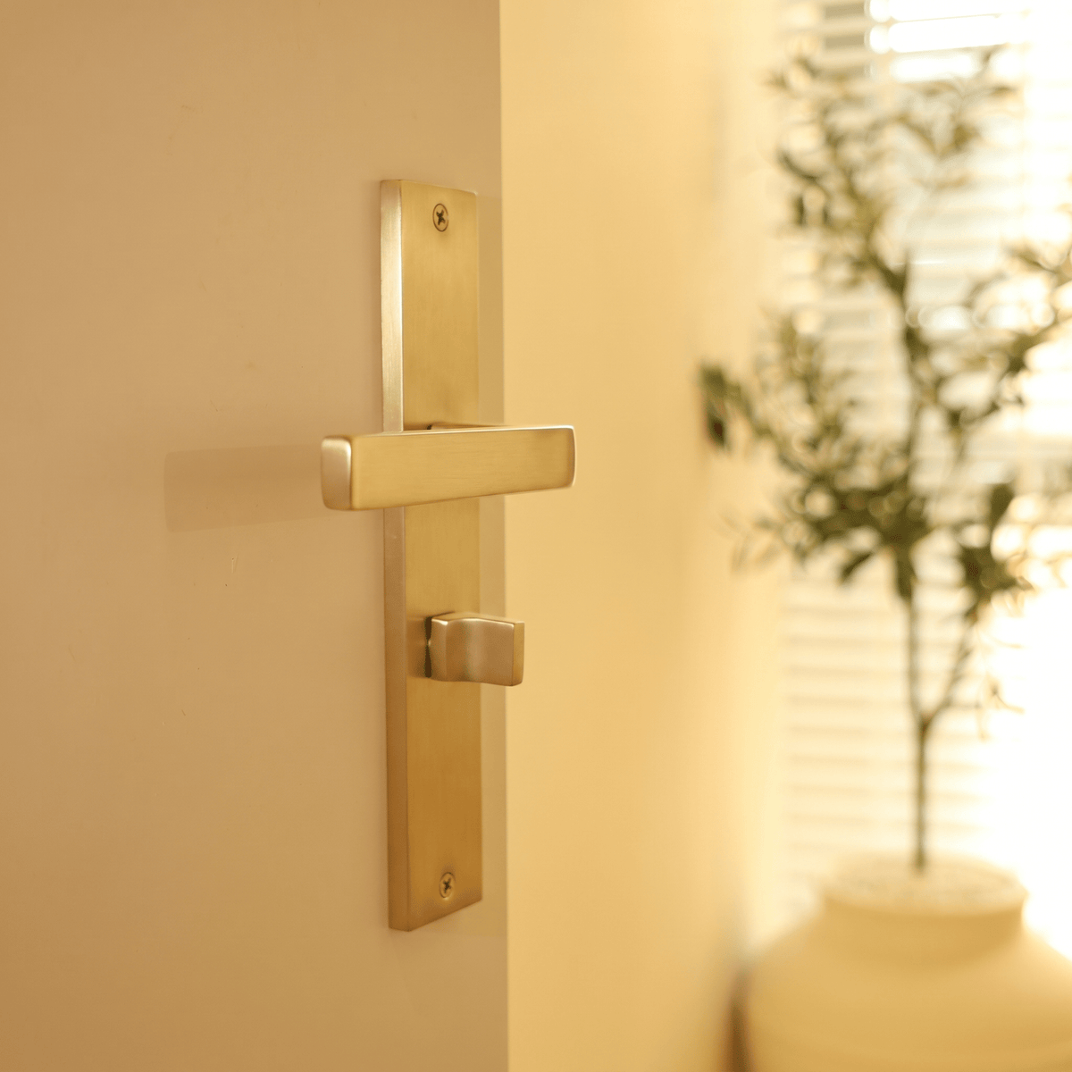 Deurklink Alassio in goud met WC-sluiting 63 mm gemonteerd op een deur