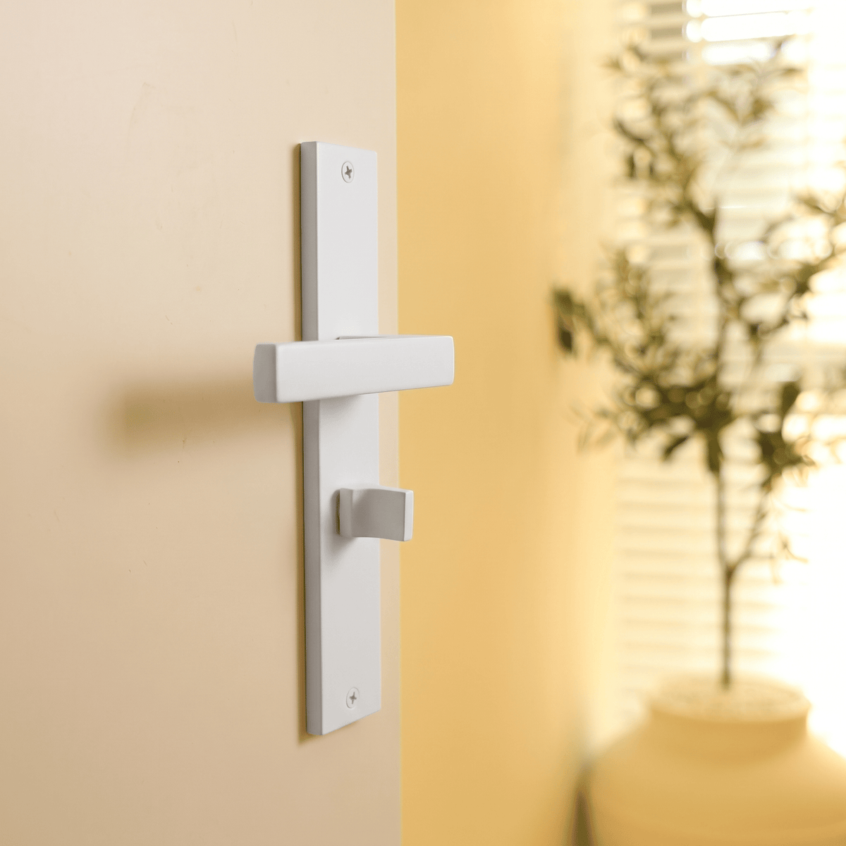 Deurklink Lorto in wit met WC-sluiting 63 mm gemonteerd op een deur