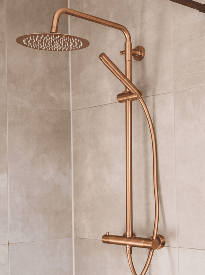 Ronde regendoucheset Novi in brons gemonteerd in een douche