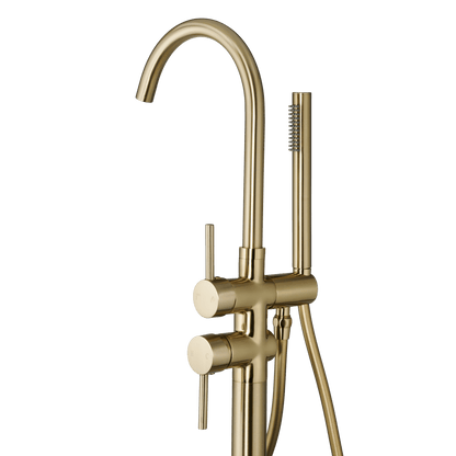 Detail van vrijstaande badkraan met handdouche Armonio in goud
