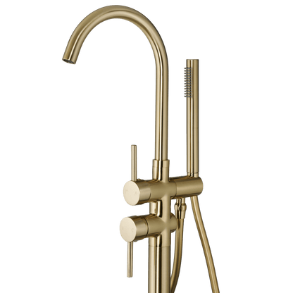 Detail van vrijstaande badkraan met handdouche Armonio in goud