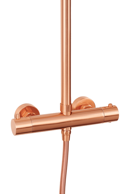 Detail van de bediening van ronde regendoucheset Novi in rosé koper