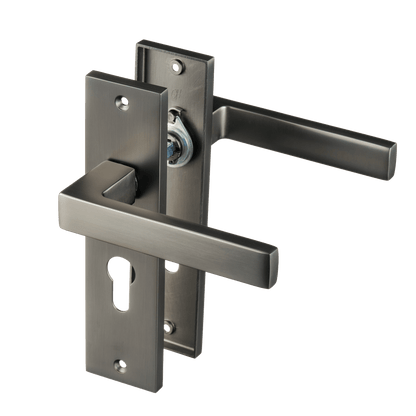 Deurklink Novara in gun metal met cilindergat 55 mm