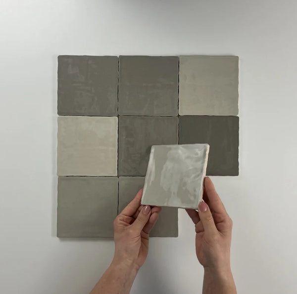 Moos Taupe forma de mano brillante 13x13