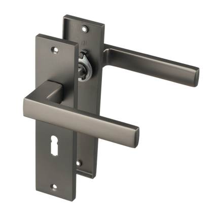 Deurklink Novara in gun metal met sleutelgat 56 mm
