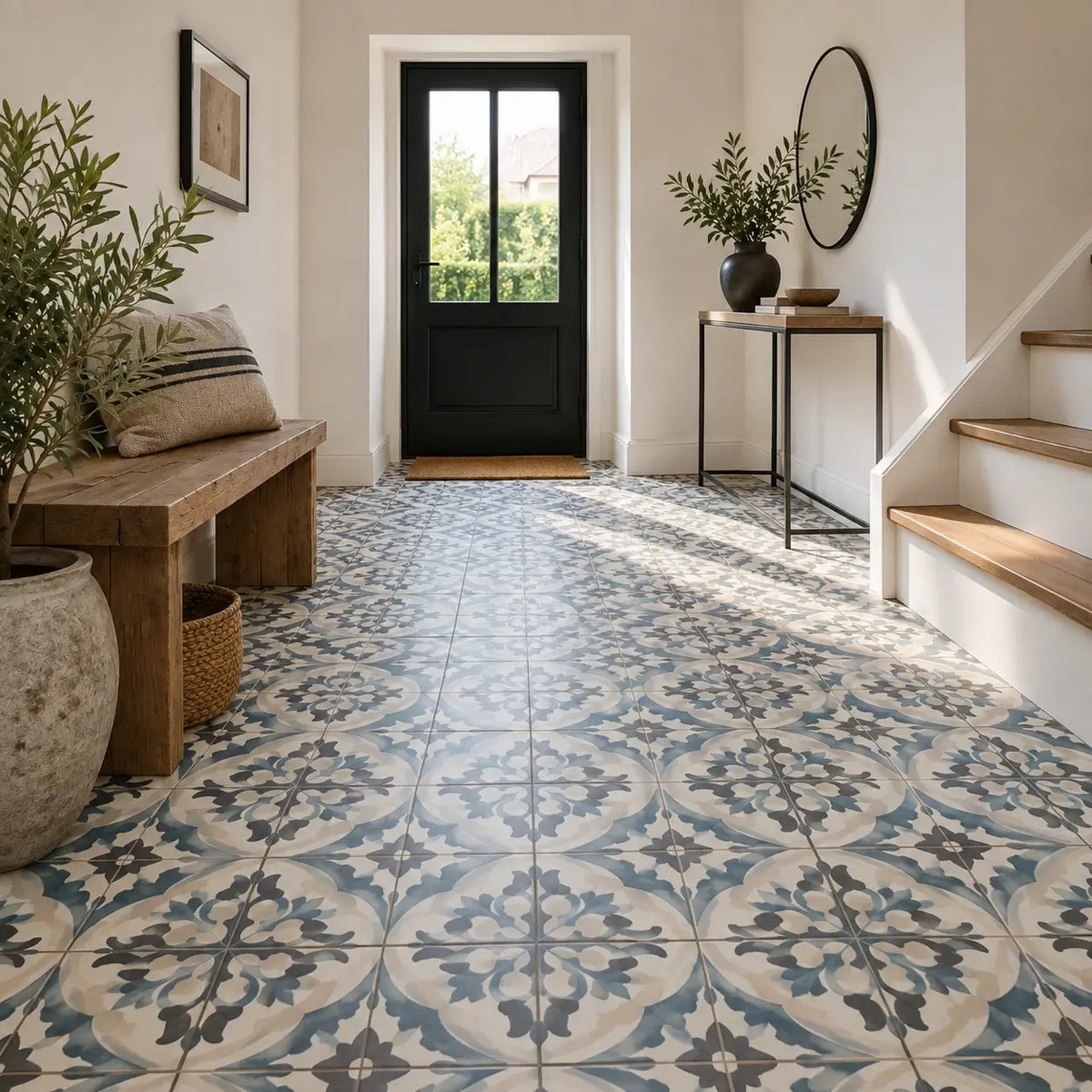 Vloertegels 45x45 cm met Portugees patroon in een lichte hal